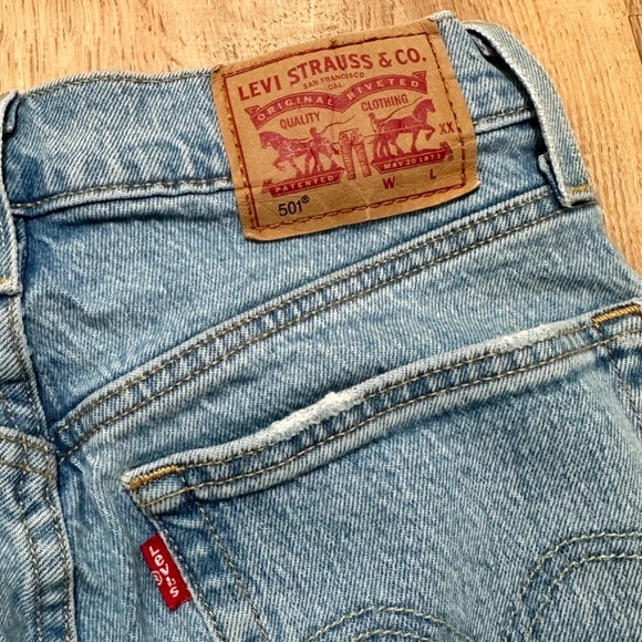 LEVI'S | Women's 501 Raw Hem Light Wash Hidden Button Blue Denim Jeans,‎ W24 L28 - Picture 4 of 7